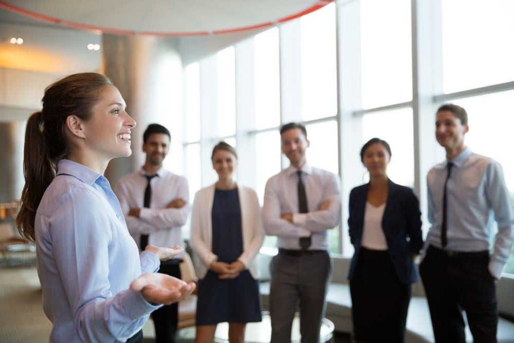 Joven mujer liderando con motivación