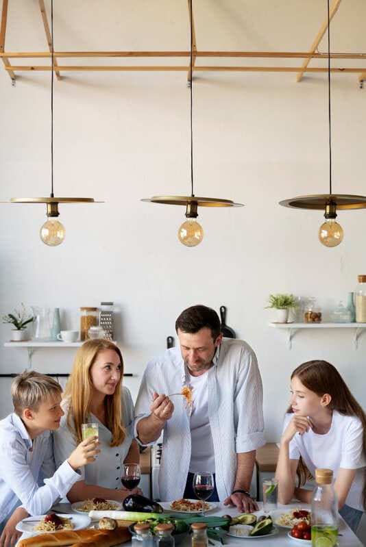 Grupo de personas reunidas probando comida, empresarios lideres exitosos